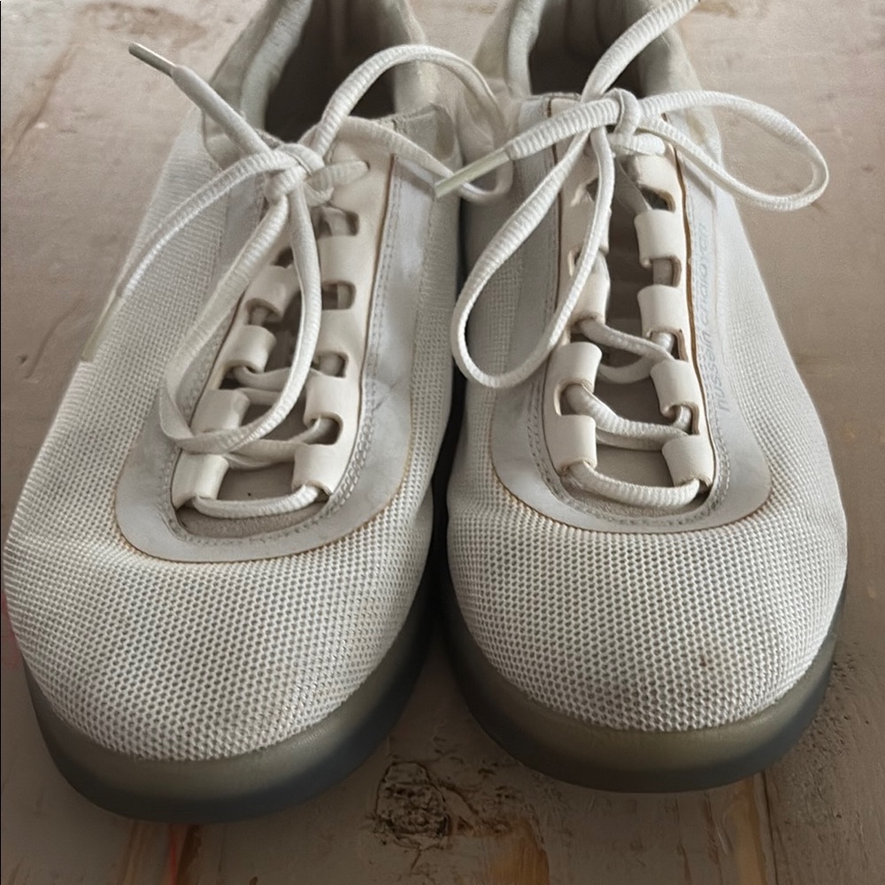 Black and White Canvas Sneakers with Low-Top Design - Picture 2 of 6